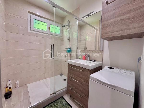 Dans un quartier très prisé pour son calme et proche des commodités, venez découvrir cette belle maison de plain pied, offrant une entrée, une cuisine, un grand double séjour avec cheminée, 3 chambres, une salle d'eau, un wc. Un garage, le tout sur 507 m² de terrain clos et arboré. Maison très bien entretenue et cadre de vie agréable !