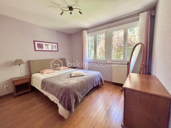 Dans un quartier très prisé pour son calme et proche des commodités, venez découvrir cette belle maison de plain pied, offrant une entrée, une cuisine, un grand double séjour avec cheminée, 3 chambres, une salle d'eau, un wc. Un garage, le tout sur 507 m² de terrain clos et arboré. Maison très bien entretenue et cadre de vie agréable !