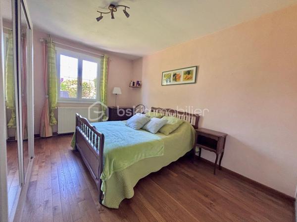 Dans un quartier très prisé pour son calme et proche des commodités, venez découvrir cette belle maison de plain pied, offrant une entrée, une cuisine, un grand double séjour avec cheminée, 3 chambres, une salle d'eau, un wc. Un garage, le tout sur 507 m² de terrain clos et arboré. Maison très bien entretenue et cadre de vie agréable !