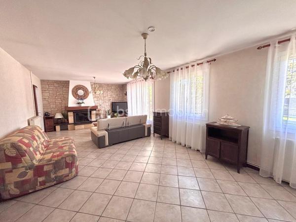 Dans un quartier très prisé pour son calme et proche des commodités, venez découvrir cette belle maison de plain pied, offrant une entrée, une cuisine, un grand double séjour avec cheminée, 3 chambres, une salle d'eau, un wc. Un garage, le tout sur 507 m² de terrain clos et arboré. Maison très bien entretenue et cadre de vie agréable !