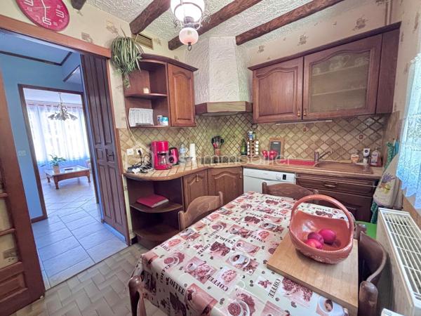 Dans un quartier très prisé pour son calme et proche des commodités, venez découvrir cette belle maison de plain pied, offrant une entrée, une cuisine, un grand double séjour avec cheminée, 3 chambres, une salle d'eau, un wc. Un garage, le tout sur 507 m² de terrain clos et arboré. Maison très bien entretenue et cadre de vie agréable !