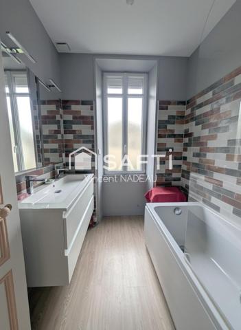 Maison - 7 pièces - 242 m²