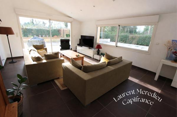 Magnifique demeure en pierre avec grand jardin, piscine & espace professionnel