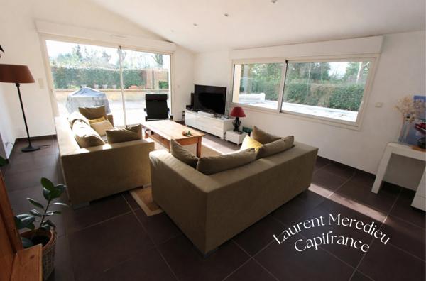 Magnifique demeure en pierre avec grand jardin, piscine & espace professionnel