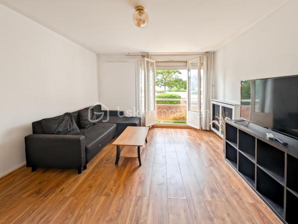 OPPORTUNITE!
Appartement type F1 de 33m2 situé au rez-de-chaussée légèrement surélevé, dans une résidence calme, cloturée et généreusement arborée!
Le studio est composé comme suit: une entrée avec placard distribue une salle de bain avec WC, une cuisine, et un spacieux séjour prolongé d'un joli balcon.

Studio dans la résidence les 10 000 Rosiers, résidence à l'entretien irréprochable, et avec commodités à deux pas, superette, pharmacie, crèche... 
Résidence située à Rosny-sous-Bois mais limitrophe de Fontenay-sous-Bois, de ce fait vous serez très bien connecté via l'autoroute à 2 minutes et à la gare de Val de Fontenay RER A et E (moins de 10" à pieds) et au métro 11 via le bus (10" de bus). Depuis la résidence vous serez au centre de Paris en moins de 30 minutes!

En plus de cet appartement vous bénéficierez d'une place de stationnement extérieur et d'une cave en sous-sol.

POINTS FORTS: 
-Aucune perte d'espace, plan optimisé
-Cave et Parking
-Localisation idéale accès à Paris rapide en transports ou véhicule : RER A, RER E, métro 11, autoroute.
-Charges maitrisées incluant chauffage, eau froide et chaude!

Taxe foncière : 1058 euros
Charges annuelles : 1800 euros (chauffage, eau chaude, eau froide et entretien des communs)