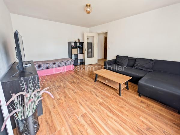 OPPORTUNITE!
Appartement type F1 de 33m2 situé au rez-de-chaussée légèrement surélevé, dans une résidence calme, cloturée et généreusement arborée!
Le studio est composé comme suit: une entrée avec placard distribue une salle de bain avec WC, une cuisine, et un spacieux séjour prolongé d'un joli balcon.

Studio dans la résidence les 10 000 Rosiers, résidence à l'entretien irréprochable, et avec commodités à deux pas, superette, pharmacie, crèche... 
Résidence située à Rosny-sous-Bois mais limitrophe de Fontenay-sous-Bois, de ce fait vous serez très bien connecté via l'autoroute à 2 minutes et à la gare de Val de Fontenay RER A et E (moins de 10" à pieds) et au métro 11 via le bus (10" de bus). Depuis la résidence vous serez au centre de Paris en moins de 30 minutes!

En plus de cet appartement vous bénéficierez d'une place de stationnement extérieur et d'une cave en sous-sol.

POINTS FORTS: 
-Aucune perte d'espace, plan optimisé
-Cave et Parking
-Localisation idéale accès à Paris rapide en transports ou véhicule : RER A, RER E, métro 11, autoroute.
-Charges maitrisées incluant chauffage, eau froide et chaude!

Taxe foncière : 1058 euros
Charges annuelles : 1800 euros (chauffage, eau chaude, eau froide et entretien des communs)