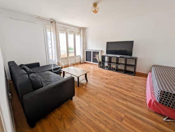 OPPORTUNITE!
Appartement type F1 de 33m2 situé au rez-de-chaussée légèrement surélevé, dans une résidence calme, cloturée et généreusement arborée!
Le studio est composé comme suit: une entrée avec placard distribue une salle de bain avec WC, une cuisine, et un spacieux séjour prolongé d'un joli balcon.

Studio dans la résidence les 10 000 Rosiers, résidence à l'entretien irréprochable, et avec commodités à deux pas, superette, pharmacie, crèche... 
Résidence située à Rosny-sous-Bois mais limitrophe de Fontenay-sous-Bois, de ce fait vous serez très bien connecté via l'autoroute à 2 minutes et à la gare de Val de Fontenay RER A et E (moins de 10" à pieds) et au métro 11 via le bus (10" de bus). Depuis la résidence vous serez au centre de Paris en moins de 30 minutes!

En plus de cet appartement vous bénéficierez d'une place de stationnement extérieur et d'une cave en sous-sol.

POINTS FORTS: 
-Aucune perte d'espace, plan optimisé
-Cave et Parking
-Localisation idéale accès à Paris rapide en transports ou véhicule : RER A, RER E, métro 11, autoroute.
-Charges maitrisées incluant chauffage, eau froide et chaude!

Taxe foncière : 1058 euros
Charges annuelles : 1800 euros (chauffage, eau chaude, eau froide et entretien des communs)
