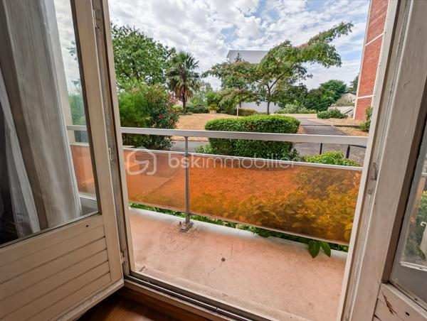 OPPORTUNITE!
Appartement type F1 de 33m2 situé au rez-de-chaussée légèrement surélevé, dans une résidence calme, cloturée et généreusement arborée!
Le studio est composé comme suit: une entrée avec placard distribue une salle de bain avec WC, une cuisine, et un spacieux séjour prolongé d'un joli balcon.

Studio dans la résidence les 10 000 Rosiers, résidence à l'entretien irréprochable, et avec commodités à deux pas, superette, pharmacie, crèche... 
Résidence située à Rosny-sous-Bois mais limitrophe de Fontenay-sous-Bois, de ce fait vous serez très bien connecté via l'autoroute à 2 minutes et à la gare de Val de Fontenay RER A et E (moins de 10" à pieds) et au métro 11 via le bus (10" de bus). Depuis la résidence vous serez au centre de Paris en moins de 30 minutes!

En plus de cet appartement vous bénéficierez d'une place de stationnement extérieur et d'une cave en sous-sol.

POINTS FORTS: 
-Aucune perte d'espace, plan optimisé
-Cave et Parking
-Localisation idéale accès à Paris rapide en transports ou véhicule : RER A, RER E, métro 11, autoroute.
-Charges maitrisées incluant chauffage, eau froide et chaude!

Taxe foncière : 1058 euros
Charges annuelles : 1800 euros (chauffage, eau chaude, eau froide et entretien des communs)