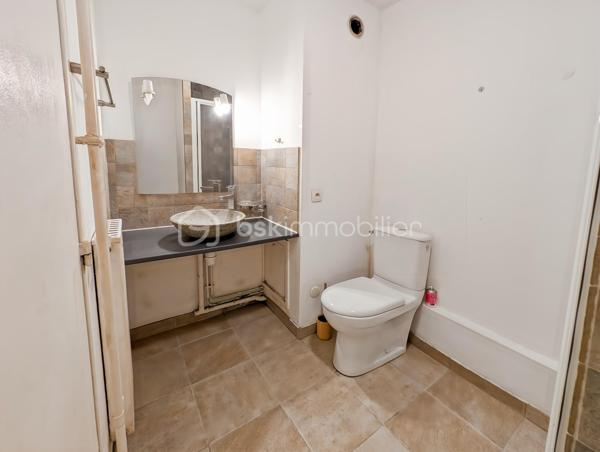 OPPORTUNITE!
Appartement type F1 de 33m2 situé au rez-de-chaussée légèrement surélevé, dans une résidence calme, cloturée et généreusement arborée!
Le studio est composé comme suit: une entrée avec placard distribue une salle de bain avec WC, une cuisine, et un spacieux séjour prolongé d'un joli balcon.

Studio dans la résidence les 10 000 Rosiers, résidence à l'entretien irréprochable, et avec commodités à deux pas, superette, pharmacie, crèche... 
Résidence située à Rosny-sous-Bois mais limitrophe de Fontenay-sous-Bois, de ce fait vous serez très bien connecté via l'autoroute à 2 minutes et à la gare de Val de Fontenay RER A et E (moins de 10" à pieds) et au métro 11 via le bus (10" de bus). Depuis la résidence vous serez au centre de Paris en moins de 30 minutes!

En plus de cet appartement vous bénéficierez d'une place de stationnement extérieur et d'une cave en sous-sol.

POINTS FORTS: 
-Aucune perte d'espace, plan optimisé
-Cave et Parking
-Localisation idéale accès à Paris rapide en transports ou véhicule : RER A, RER E, métro 11, autoroute.
-Charges maitrisées incluant chauffage, eau froide et chaude!

Taxe foncière : 1058 euros
Charges annuelles : 1800 euros (chauffage, eau chaude, eau froide et entretien des communs)