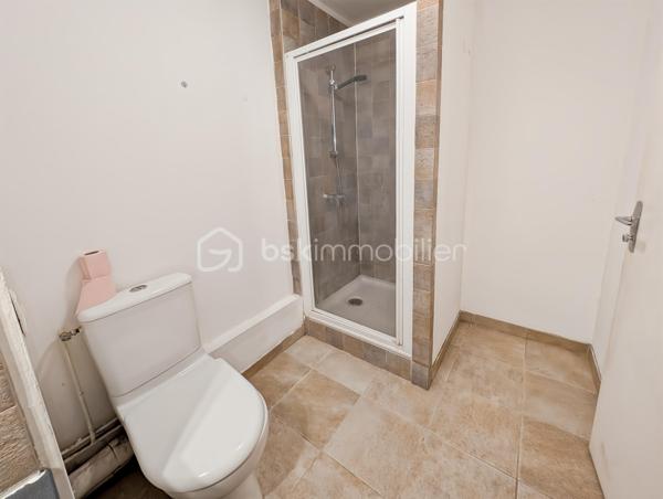 OPPORTUNITE!
Appartement type F1 de 33m2 situé au rez-de-chaussée légèrement surélevé, dans une résidence calme, cloturée et généreusement arborée!
Le studio est composé comme suit: une entrée avec placard distribue une salle de bain avec WC, une cuisine, et un spacieux séjour prolongé d'un joli balcon.

Studio dans la résidence les 10 000 Rosiers, résidence à l'entretien irréprochable, et avec commodités à deux pas, superette, pharmacie, crèche... 
Résidence située à Rosny-sous-Bois mais limitrophe de Fontenay-sous-Bois, de ce fait vous serez très bien connecté via l'autoroute à 2 minutes et à la gare de Val de Fontenay RER A et E (moins de 10" à pieds) et au métro 11 via le bus (10" de bus). Depuis la résidence vous serez au centre de Paris en moins de 30 minutes!

En plus de cet appartement vous bénéficierez d'une place de stationnement extérieur et d'une cave en sous-sol.

POINTS FORTS: 
-Aucune perte d'espace, plan optimisé
-Cave et Parking
-Localisation idéale accès à Paris rapide en transports ou véhicule : RER A, RER E, métro 11, autoroute.
-Charges maitrisées incluant chauffage, eau froide et chaude!

Taxe foncière : 1058 euros
Charges annuelles : 1800 euros (chauffage, eau chaude, eau froide et entretien des communs)