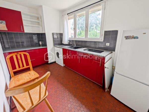 OPPORTUNITE!
Appartement type F1 de 33m2 situé au rez-de-chaussée légèrement surélevé, dans une résidence calme, cloturée et généreusement arborée!
Le studio est composé comme suit: une entrée avec placard distribue une salle de bain avec WC, une cuisine, et un spacieux séjour prolongé d'un joli balcon.

Studio dans la résidence les 10 000 Rosiers, résidence à l'entretien irréprochable, et avec commodités à deux pas, superette, pharmacie, crèche... 
Résidence située à Rosny-sous-Bois mais limitrophe de Fontenay-sous-Bois, de ce fait vous serez très bien connecté via l'autoroute à 2 minutes et à la gare de Val de Fontenay RER A et E (moins de 10" à pieds) et au métro 11 via le bus (10" de bus). Depuis la résidence vous serez au centre de Paris en moins de 30 minutes!

En plus de cet appartement vous bénéficierez d'une place de stationnement extérieur et d'une cave en sous-sol.

POINTS FORTS: 
-Aucune perte d'espace, plan optimisé
-Cave et Parking
-Localisation idéale accès à Paris rapide en transports ou véhicule : RER A, RER E, métro 11, autoroute.
-Charges maitrisées incluant chauffage, eau froide et chaude!

Taxe foncière : 1058 euros
Charges annuelles : 1800 euros (chauffage, eau chaude, eau froide et entretien des communs)