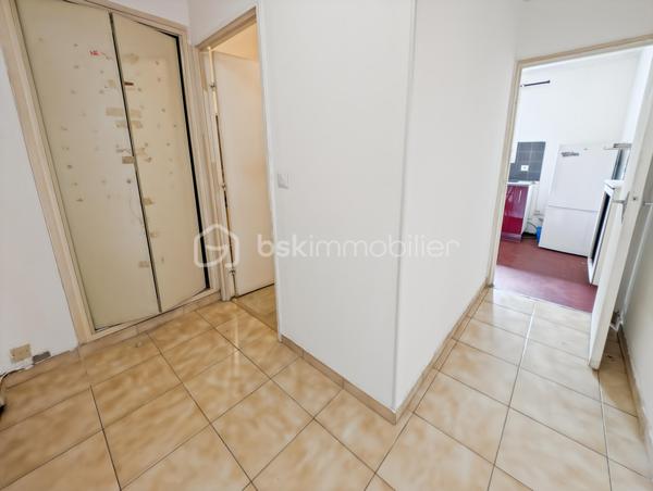 OPPORTUNITE!
Appartement type F1 de 33m2 situé au rez-de-chaussée légèrement surélevé, dans une résidence calme, cloturée et généreusement arborée!
Le studio est composé comme suit: une entrée avec placard distribue une salle de bain avec WC, une cuisine, et un spacieux séjour prolongé d'un joli balcon.

Studio dans la résidence les 10 000 Rosiers, résidence à l'entretien irréprochable, et avec commodités à deux pas, superette, pharmacie, crèche... 
Résidence située à Rosny-sous-Bois mais limitrophe de Fontenay-sous-Bois, de ce fait vous serez très bien connecté via l'autoroute à 2 minutes et à la gare de Val de Fontenay RER A et E (moins de 10" à pieds) et au métro 11 via le bus (10" de bus). Depuis la résidence vous serez au centre de Paris en moins de 30 minutes!

En plus de cet appartement vous bénéficierez d'une place de stationnement extérieur et d'une cave en sous-sol.

POINTS FORTS: 
-Aucune perte d'espace, plan optimisé
-Cave et Parking
-Localisation idéale accès à Paris rapide en transports ou véhicule : RER A, RER E, métro 11, autoroute.
-Charges maitrisées incluant chauffage, eau froide et chaude!

Taxe foncière : 1058 euros
Charges annuelles : 1800 euros (chauffage, eau chaude, eau froide et entretien des communs)