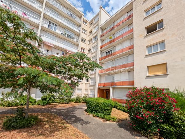 OPPORTUNITE!
Appartement type F1 de 33m2 situé au rez-de-chaussée légèrement surélevé, dans une résidence calme, cloturée et généreusement arborée!
Le studio est composé comme suit: une entrée avec placard distribue une salle de bain avec WC, une cuisine, et un spacieux séjour prolongé d'un joli balcon.

Studio dans la résidence les 10 000 Rosiers, résidence à l'entretien irréprochable, et avec commodités à deux pas, superette, pharmacie, crèche... 
Résidence située à Rosny-sous-Bois mais limitrophe de Fontenay-sous-Bois, de ce fait vous serez très bien connecté via l'autoroute à 2 minutes et à la gare de Val de Fontenay RER A et E (moins de 10" à pieds) et au métro 11 via le bus (10" de bus). Depuis la résidence vous serez au centre de Paris en moins de 30 minutes!

En plus de cet appartement vous bénéficierez d'une place de stationnement extérieur et d'une cave en sous-sol.

POINTS FORTS: 
-Aucune perte d'espace, plan optimisé
-Cave et Parking
-Localisation idéale accès à Paris rapide en transports ou véhicule : RER A, RER E, métro 11, autoroute.
-Charges maitrisées incluant chauffage, eau froide et chaude!

Taxe foncière : 1058 euros
Charges annuelles : 1800 euros (chauffage, eau chaude, eau froide et entretien des communs)