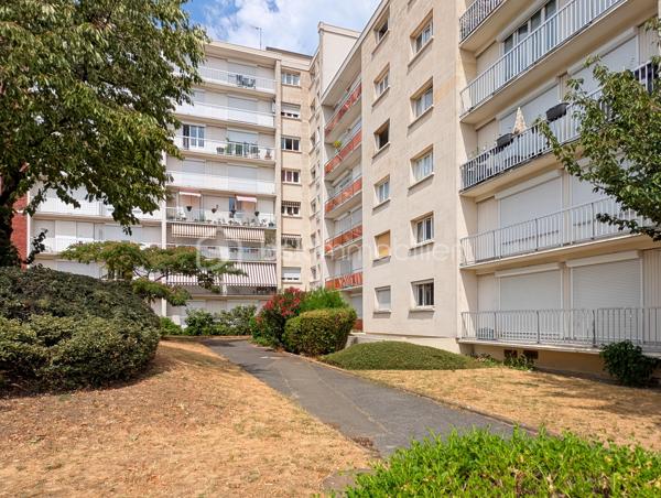 OPPORTUNITE!
Appartement type F1 de 33m2 situé au rez-de-chaussée légèrement surélevé, dans une résidence calme, cloturée et généreusement arborée!
Le studio est composé comme suit: une entrée avec placard distribue une salle de bain avec WC, une cuisine, et un spacieux séjour prolongé d'un joli balcon.

Studio dans la résidence les 10 000 Rosiers, résidence à l'entretien irréprochable, et avec commodités à deux pas, superette, pharmacie, crèche... 
Résidence située à Rosny-sous-Bois mais limitrophe de Fontenay-sous-Bois, de ce fait vous serez très bien connecté via l'autoroute à 2 minutes et à la gare de Val de Fontenay RER A et E (moins de 10" à pieds) et au métro 11 via le bus (10" de bus). Depuis la résidence vous serez au centre de Paris en moins de 30 minutes!

En plus de cet appartement vous bénéficierez d'une place de stationnement extérieur et d'une cave en sous-sol.

POINTS FORTS: 
-Aucune perte d'espace, plan optimisé
-Cave et Parking
-Localisation idéale accès à Paris rapide en transports ou véhicule : RER A, RER E, métro 11, autoroute.
-Charges maitrisées incluant chauffage, eau froide et chaude!

Taxe foncière : 1058 euros
Charges annuelles : 1800 euros (chauffage, eau chaude, eau froide et entretien des communs)