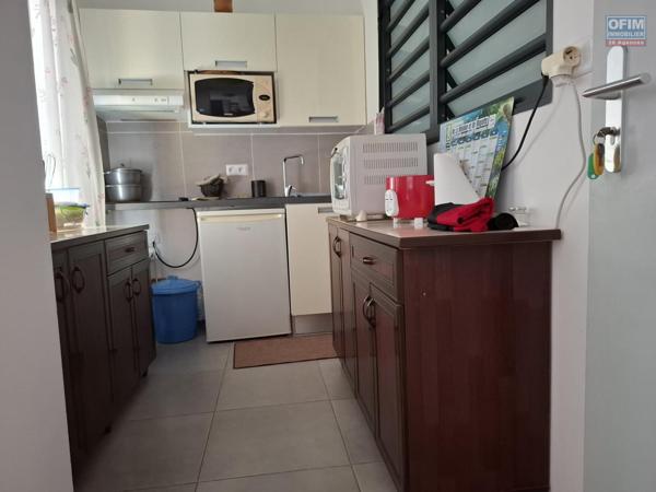 A vendre Appartement T2 au centre ville de la Possession vendu avec locataire.