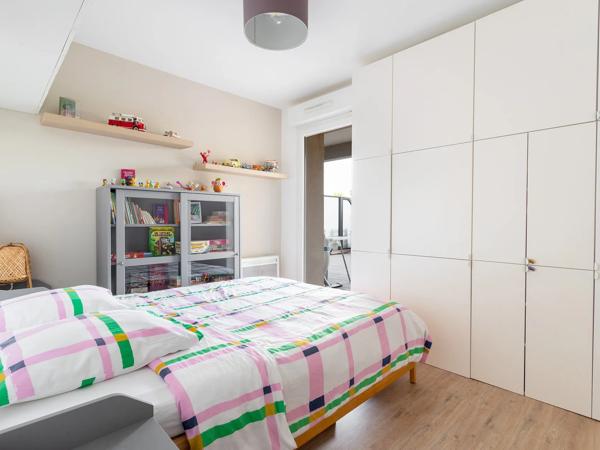 Appartement
         4 pièces
        - 107 m² 520 000 € *