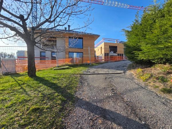 Appartement à vendre 2/3 pièces avec 2 TERRASSES Dont une de 35 M2 vue Panoramique Lac et Montagnes sur SAVINES LE LAC (05) , Dans une résidence neuve style villa plein Sud ,livrable été 2026