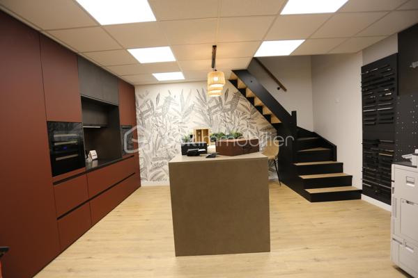 BSK immobilier vous présente ce bel immeuble mixte, idéalement situé sur un axe à forte visibilité. Il se compose au rez de chaussée, d'une vaste surface commerciale, d'un show-room, .d'un espace repos. Au premier étage, une partie bureau, une salle de détente, une cuisine. Cette partie pouvant être transformée en habitation.T2. Sur le même niveau un autre T2, comprenant une chambre, un espace salon-séjour et une salle d'eau.
Un T3, composé d'une entrée, d'un beau salon-séjour, de deux chambres, bénéficiant d'un accès indépendant complète cet ensemble immobilier.
C'est une belle opportunité pour un investisseur ou un exploitant. Pour plus d'informations sur ce bien merci de contacter le 06 85 60 29 26, Antoine Rafart BSK Immobilier.