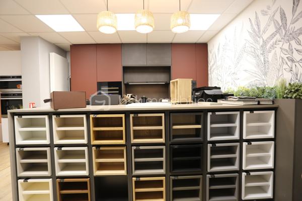 BSK immobilier vous présente ce bel immeuble mixte, idéalement situé sur un axe à forte visibilité. Il se compose au rez de chaussée, d'une vaste surface commerciale, d'un show-room, .d'un espace repos. Au premier étage, une partie bureau, une salle de détente, une cuisine. Cette partie pouvant être transformée en habitation.T2. Sur le même niveau un autre T2, comprenant une chambre, un espace salon-séjour et une salle d'eau.
Un T3, composé d'une entrée, d'un beau salon-séjour, de deux chambres, bénéficiant d'un accès indépendant complète cet ensemble immobilier.
C'est une belle opportunité pour un investisseur ou un exploitant. Pour plus d'informations sur ce bien merci de contacter le 06 85 60 29 26, Antoine Rafart BSK Immobilier.