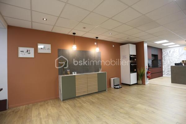 BSK immobilier vous présente ce bel immeuble mixte, idéalement situé sur un axe à forte visibilité. Il se compose au rez de chaussée, d'une vaste surface commerciale, d'un show-room, .d'un espace repos. Au premier étage, une partie bureau, une salle de détente, une cuisine. Cette partie pouvant être transformée en habitation.T2. Sur le même niveau un autre T2, comprenant une chambre, un espace salon-séjour et une salle d'eau.
Un T3, composé d'une entrée, d'un beau salon-séjour, de deux chambres, bénéficiant d'un accès indépendant complète cet ensemble immobilier.
C'est une belle opportunité pour un investisseur ou un exploitant. Pour plus d'informations sur ce bien merci de contacter le 06 85 60 29 26, Antoine Rafart BSK Immobilier.