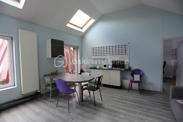 BSK immobilier vous présente ce bel immeuble mixte, idéalement situé sur un axe à forte visibilité. Il se compose au rez de chaussée, d'une vaste surface commerciale, d'un show-room, .d'un espace repos. Au premier étage, une partie bureau, une salle de détente, une cuisine. Cette partie pouvant être transformée en habitation.T2. Sur le même niveau un autre T2, comprenant une chambre, un espace salon-séjour et une salle d'eau.
Un T3, composé d'une entrée, d'un beau salon-séjour, de deux chambres, bénéficiant d'un accès indépendant complète cet ensemble immobilier.
C'est une belle opportunité pour un investisseur ou un exploitant. Pour plus d'informations sur ce bien merci de contacter le 06 85 60 29 26, Antoine Rafart BSK Immobilier.