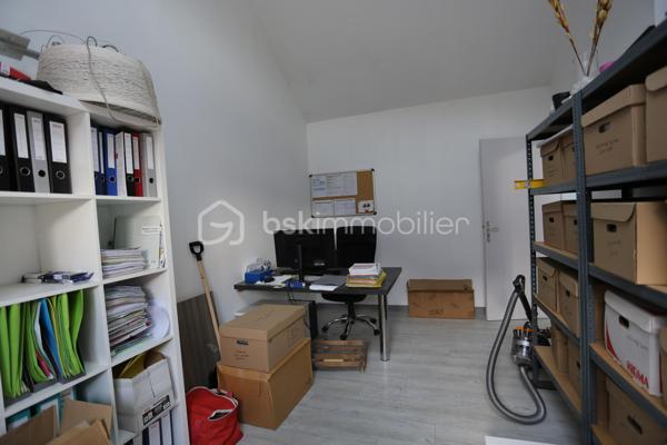 BSK immobilier vous présente ce bel immeuble mixte, idéalement situé sur un axe à forte visibilité. Il se compose au rez de chaussée, d'une vaste surface commerciale, d'un show-room, .d'un espace repos. Au premier étage, une partie bureau, une salle de détente, une cuisine. Cette partie pouvant être transformée en habitation.T2. Sur le même niveau un autre T2, comprenant une chambre, un espace salon-séjour et une salle d'eau.
Un T3, composé d'une entrée, d'un beau salon-séjour, de deux chambres, bénéficiant d'un accès indépendant complète cet ensemble immobilier.
C'est une belle opportunité pour un investisseur ou un exploitant. Pour plus d'informations sur ce bien merci de contacter le 06 85 60 29 26, Antoine Rafart BSK Immobilier.