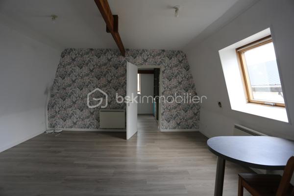 BSK immobilier vous présente ce bel immeuble mixte, idéalement situé sur un axe à forte visibilité. Il se compose au rez de chaussée, d'une vaste surface commerciale, d'un show-room, .d'un espace repos. Au premier étage, une partie bureau, une salle de détente, une cuisine. Cette partie pouvant être transformée en habitation.T2. Sur le même niveau un autre T2, comprenant une chambre, un espace salon-séjour et une salle d'eau.
Un T3, composé d'une entrée, d'un beau salon-séjour, de deux chambres, bénéficiant d'un accès indépendant complète cet ensemble immobilier.
C'est une belle opportunité pour un investisseur ou un exploitant. Pour plus d'informations sur ce bien merci de contacter le 06 85 60 29 26, Antoine Rafart BSK Immobilier.