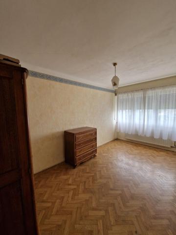 Commune prisée, proche frontières, au calme, rue pas passante !