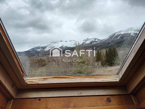 Très bel Appartement de 76m² de type 3/4 sur 1 niveau avec mezzanie, terrasse , casier à ski, parking commun vue dégagé