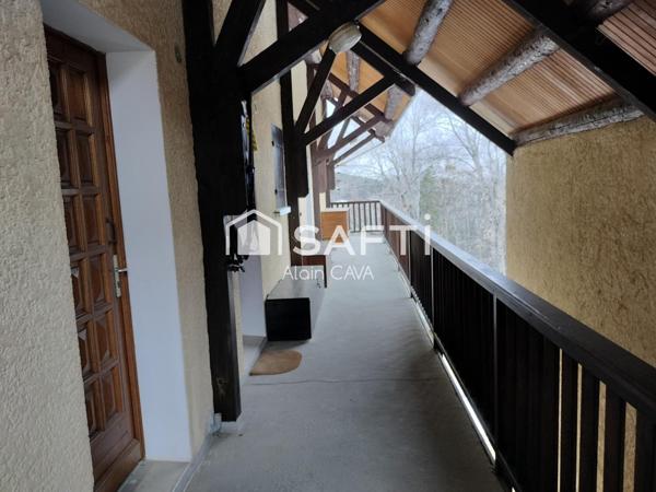 Très bel Appartement de 76m² de type 3/4 sur 1 niveau avec mezzanie, terrasse , casier à ski, parking commun vue dégagé
