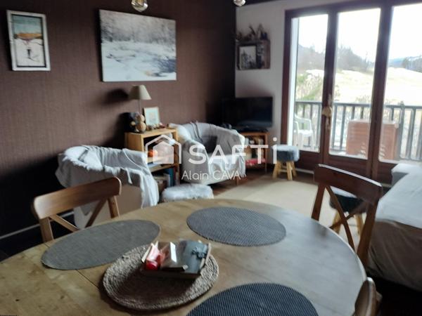 Très bel Appartement de 76m² de type 3/4 sur 1 niveau avec mezzanie, terrasse , casier à ski, parking commun vue dégagé