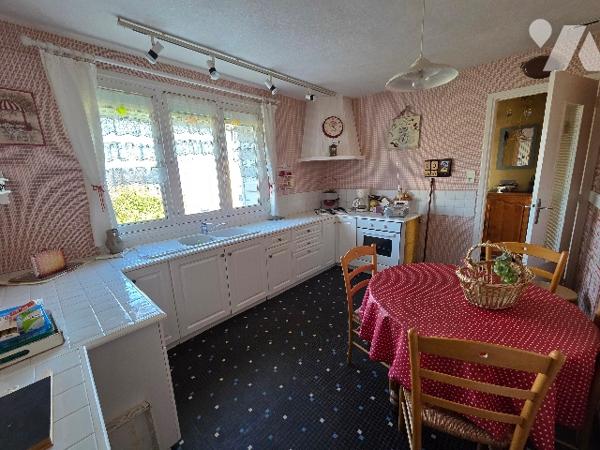 YVETOT, pavillon de plain pied sur sous sol complet d'~70 m², sur terrain d'~500 m², deux chambres.