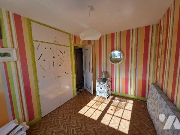 YVETOT, pavillon de plain pied sur sous sol complet d'~70 m², sur terrain d'~500 m², deux chambres.