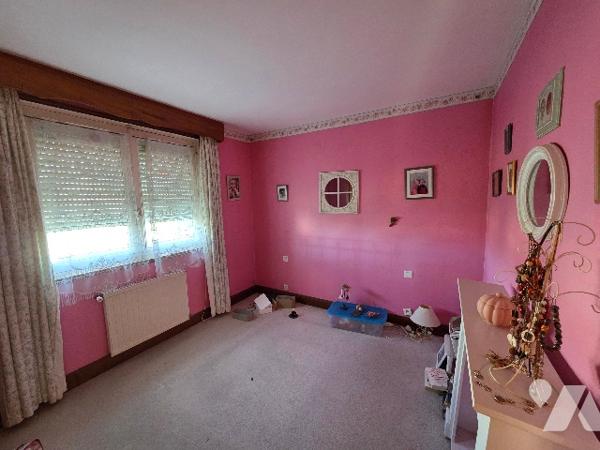 YVETOT, pavillon de plain pied sur sous sol complet d'~70 m², sur terrain d'~500 m², deux chambres.