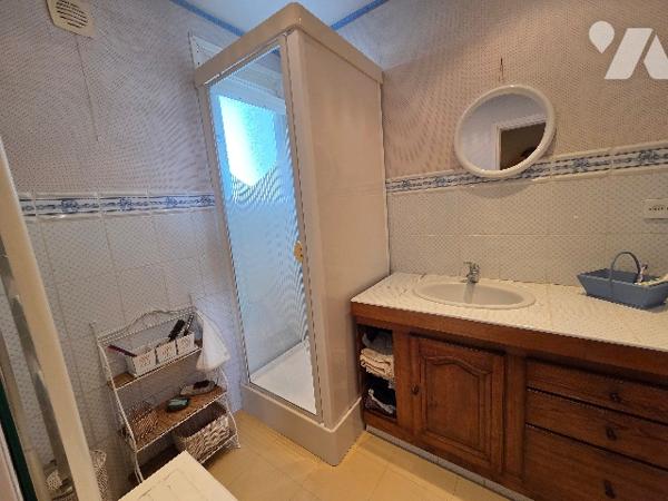 YVETOT, pavillon de plain pied sur sous sol complet d'~70 m², sur terrain d'~500 m², deux chambres.