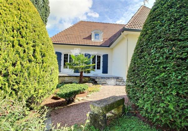 Maison Niort 7 pièce(s) 219.51 m2