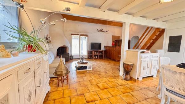 Maison avec piscine et garage sur plus de 900 m²