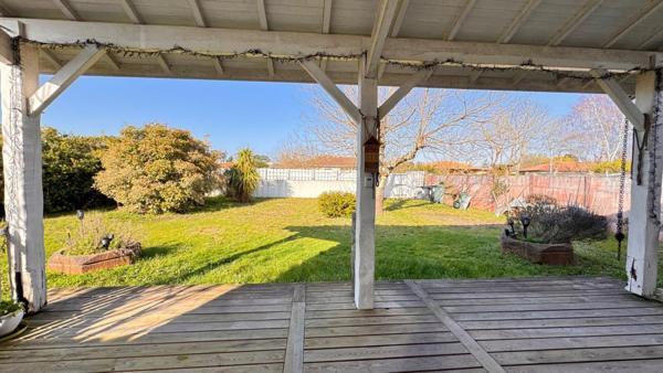 Maison avec piscine et garage sur plus de 900 m²
