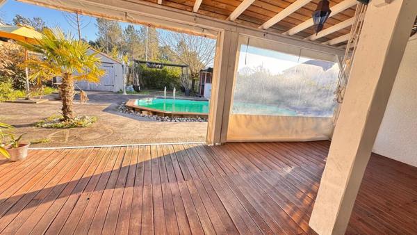 Maison avec piscine et garage sur plus de 900 m²