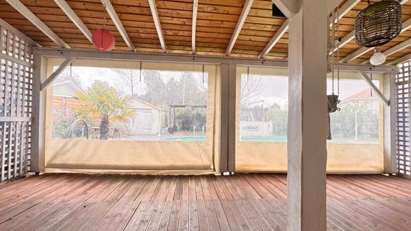 Maison avec piscine et garage sur plus de 900 m²