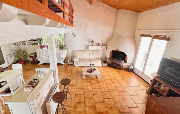 Maison avec piscine et garage sur plus de 900 m²