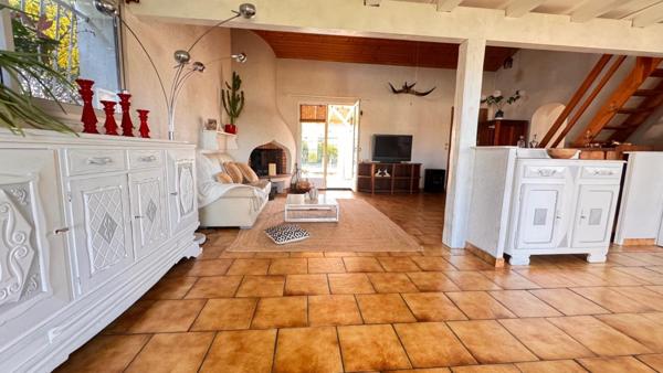 Maison avec piscine et garage sur plus de 900 m²