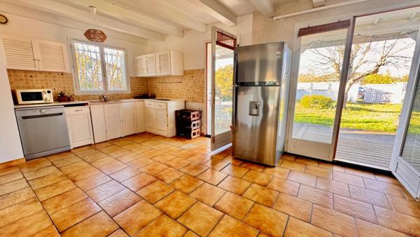 Maison avec piscine et garage sur plus de 900 m²