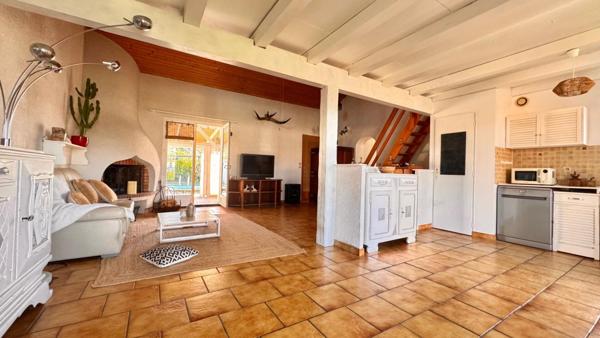 Maison avec piscine et garage sur plus de 900 m²