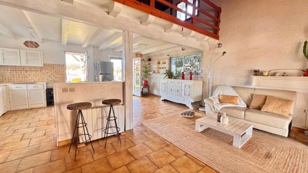 Maison avec piscine et garage sur plus de 900 m²
