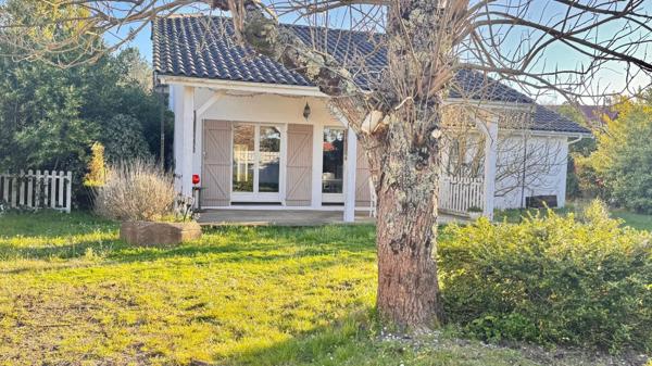 Maison avec piscine et garage sur plus de 900 m²