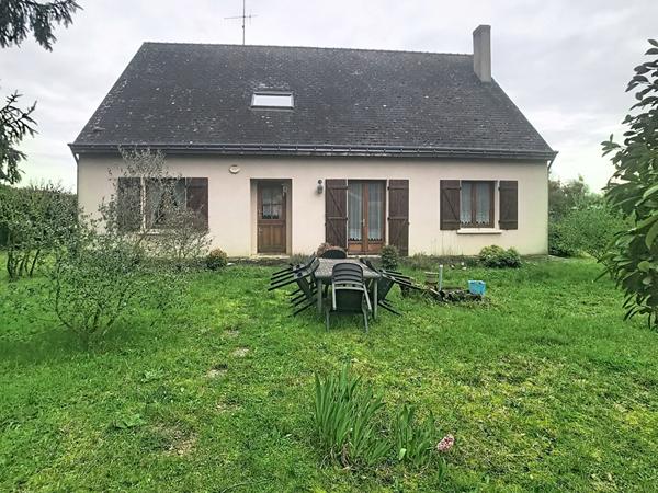 Maison familiale 4 chambres avec jardin clos et garage, proche commerces à Brain-sur-Allonnes