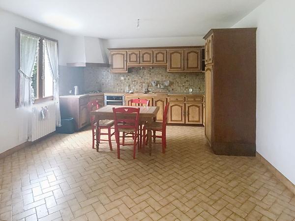 Maison familiale 4 chambres avec jardin clos et garage, proche commerces à Brain-sur-Allonnes