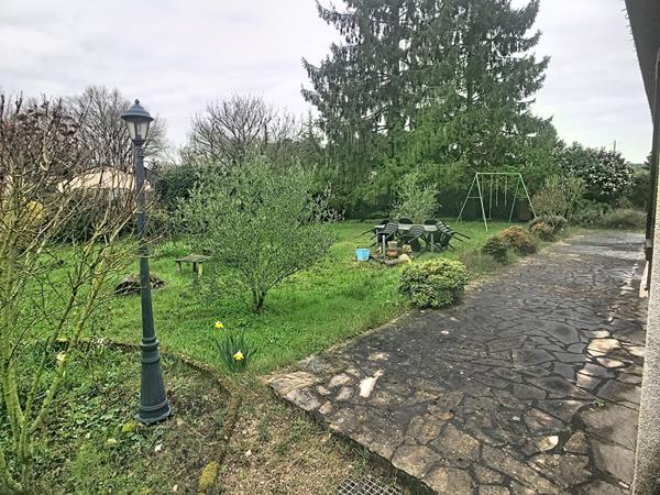 Maison familiale 4 chambres avec jardin clos et garage, proche commerces à Brain-sur-Allonnes