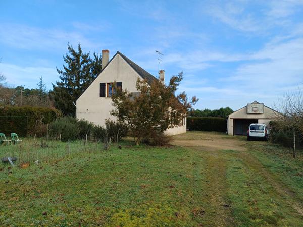 Maison familiale 4 chambres avec jardin clos et garage, proche commerces à Brain-sur-Allonnes